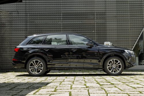 Audi Q7 S line màu Mythos Black ngang
