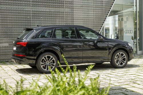 Audi Q7 S line màu Mythos Black ngang sau