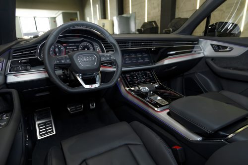 Audi Q7 S line nội thất đen