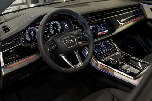 Nội thất Audi Q8 S line vô lăng